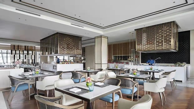 在选择广东酒店家具定制厂家时，哪些关键因素需要重点考虑？