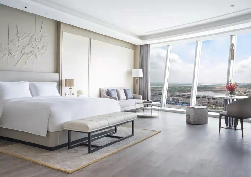 选择适合五星级酒店家具定制的工厂时，如何确保工厂的设计能力能够满足酒店的高端定位需求？