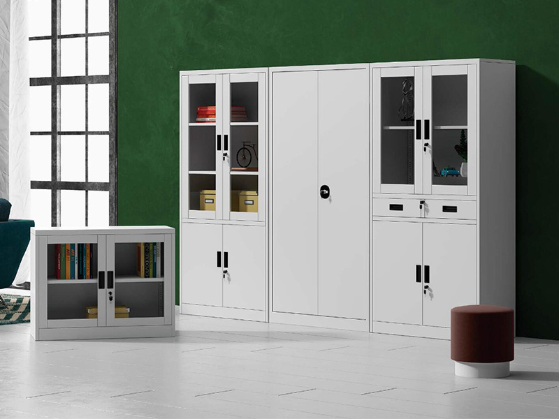 哪些因素会影响储藏柜定制的成本和设计选择？