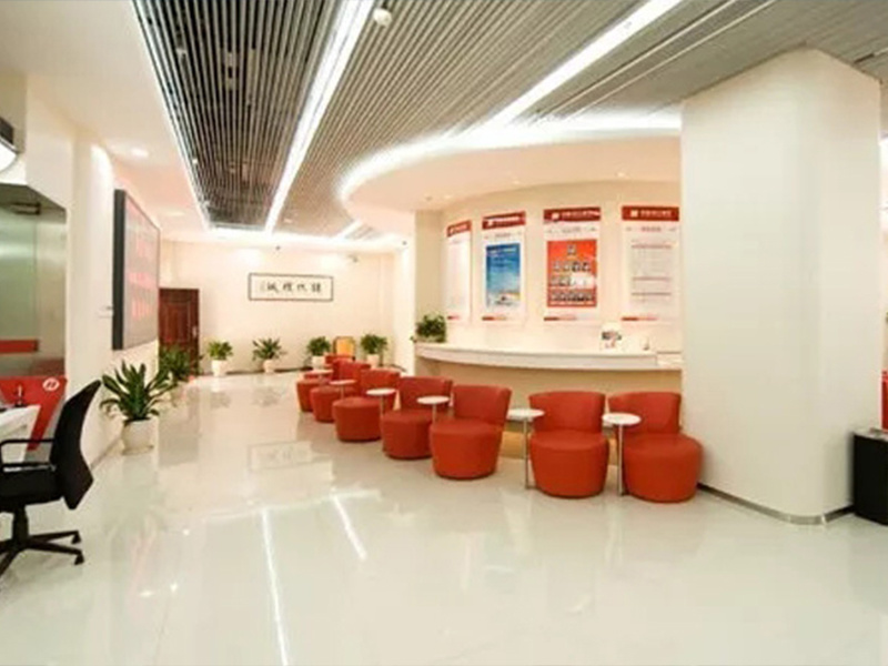 银行在选择家具时应考虑哪些设计与功能因素？