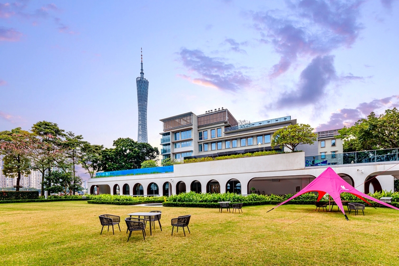 在星级酒店家具定制过程中，如何权衡材料选择和预算限制以实现最佳性价比？