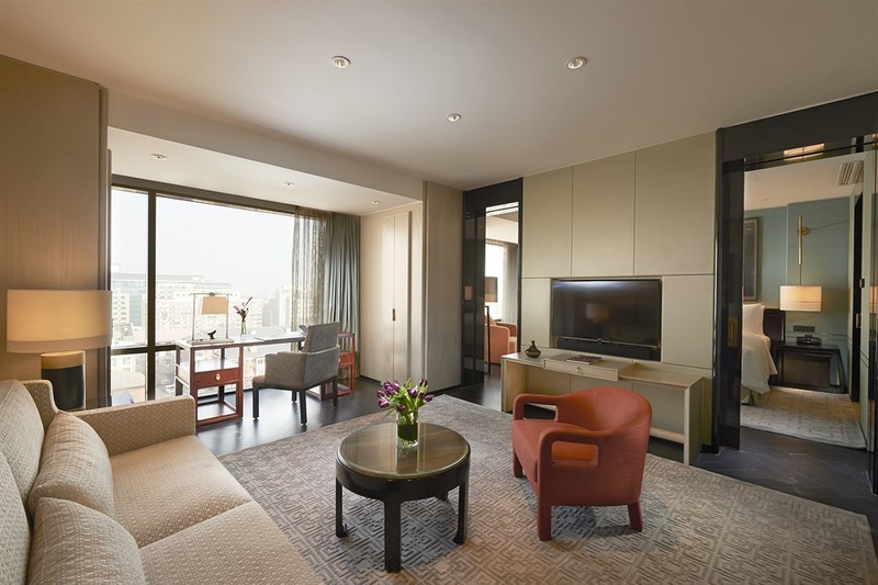 为什么现代酒店越来越重视家具的多功能性和环保性？