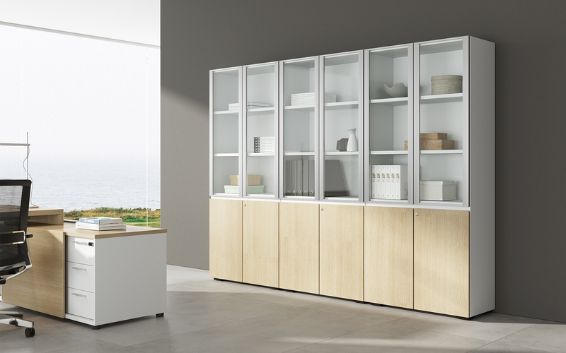 公司选择储物柜时，应如何在钢柜和木柜之间做出最佳决策？